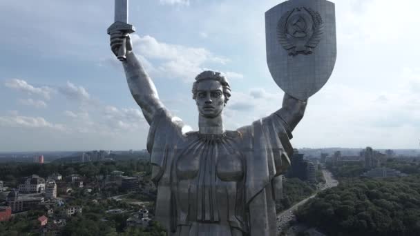 The architecture of Kyiv, Ukraine: Aerial view of the Motherland Monument. Movimiento lento — Vídeo de stock