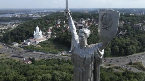 De architectuur van Kiev, Oekraïne: Luchtfoto van het Moederland Monument. Langzame beweging — Stockvideo