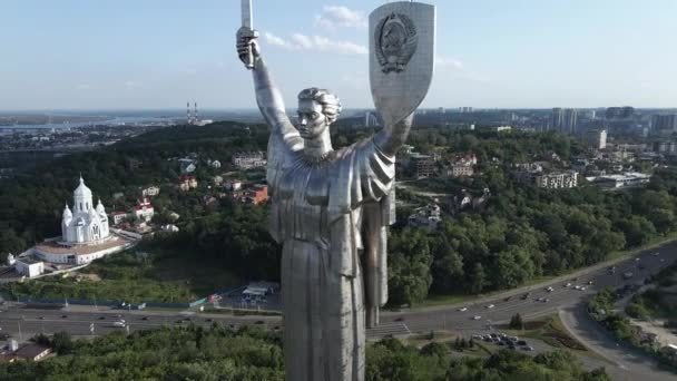 The architecture of Kyiv, Ukraine: Aerial view of the Motherland Monument. Movimiento lento — Vídeo de stock