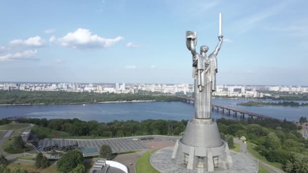 The architecture of Kyiv, Ukraine: Aerial view of the Motherland Monument. Slow motion — Stock Video