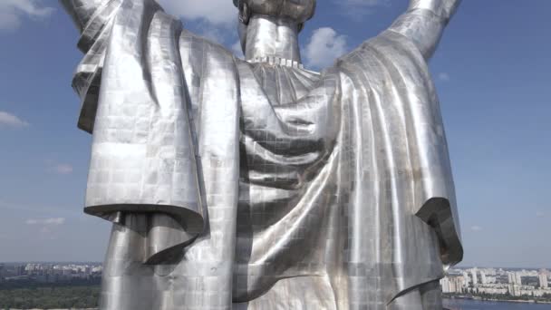 Arkitekturen i Kiev, Ukraina: Flygfoto över Motherland Monument. Långsamma rörelser — Stockvideo