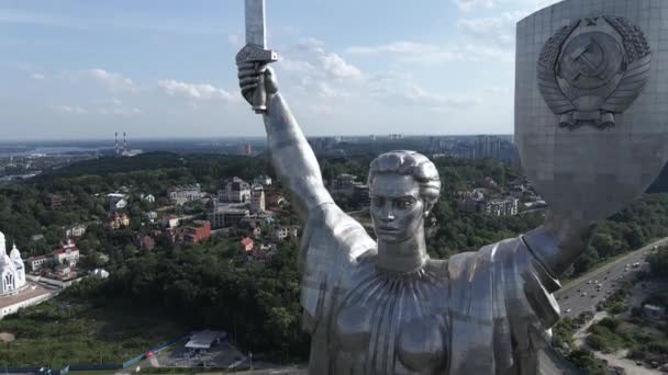 The architecture of Kyiv, Ukraine: Aerial view of the Motherland Monument. Movimiento lento — Vídeos de Stock