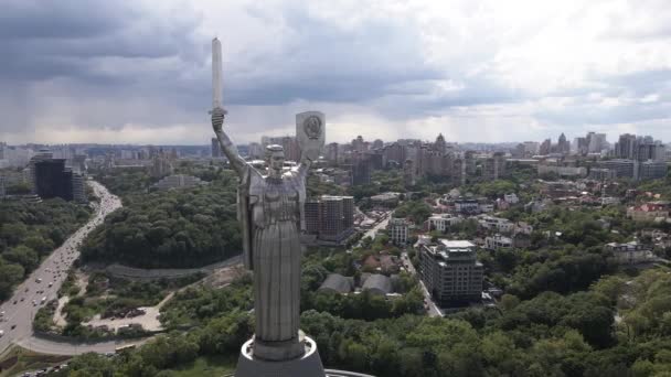Ukrayna 'nın Kyiv kentinin mimarisi: Anavatan Anıtı' nın havadan görünüşü. Yavaş çekim — Stok video