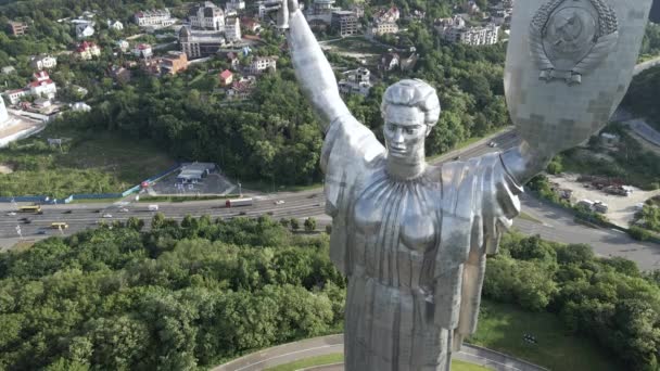 A arquitetura de Kiev, Ucrânia: Vista aérea do Monumento da Pátria. Movimento lento — Vídeo de Stock