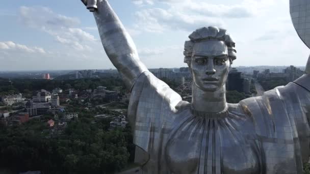 Arkitekturen i Kiev, Ukraina: Flygfoto över Motherland Monument. Långsamma rörelser — Stockvideo