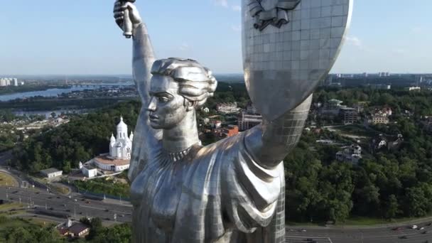乌克兰基辅的建筑：祖国纪念碑的空中景观。慢动作 — 图库视频影像