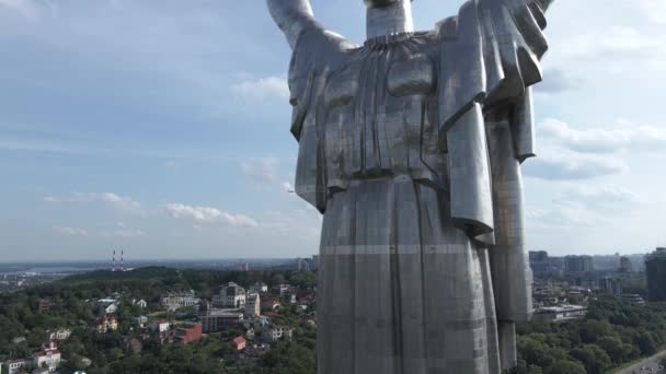 The architecture of Kyiv, Ukraine: Aerial view of the Motherland Monument. Slow motion — Stock Video