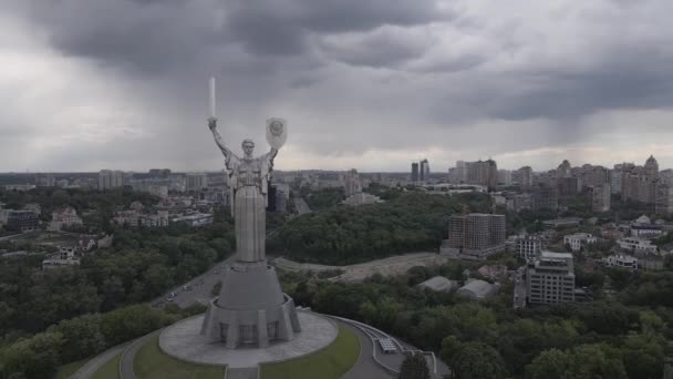 The architecture of Kyiv, Ukraine: Aerial view of the Motherland Monument. Movimiento lento, plano, gris — Vídeos de Stock