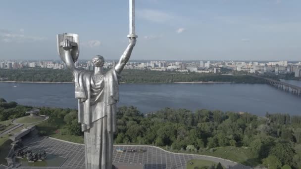 Die Architektur von Kiew, Ukraine: Luftaufnahme des Mutterland-Denkmals. Zeitlupe, flach, grau — Stockvideo