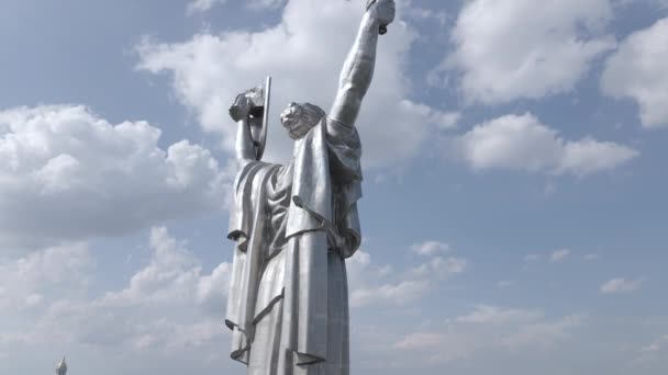 ウクライナのキエフの建築:祖国記念碑の空中ビュー。スローモーション,フラット,グレー — ストック動画