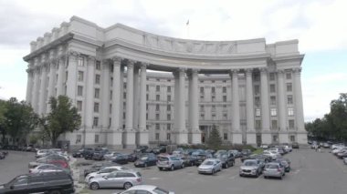 Kyiv 'in mimarisi. Ukrayna: Ukrayna Dışişleri Bakanlığı. Hava görüntüsü. Ağır çekim, düz, gri