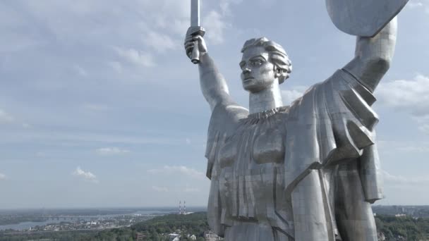 De architectuur van Kiev, Oekraïne: Luchtfoto van het Moederland Monument. Langzame beweging, vlak, grijs — Stockvideo