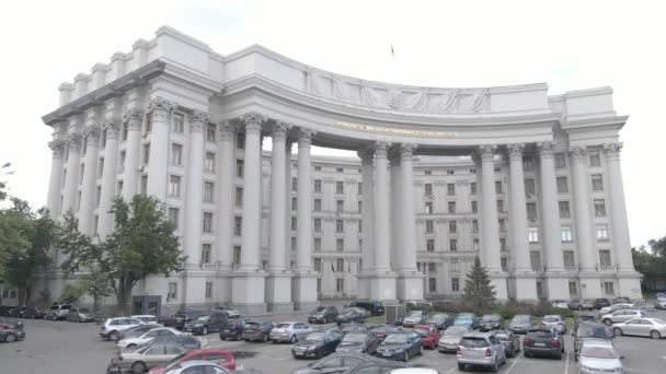 Kyiv 'in mimarisi. Ukrayna: Ukrayna Dışişleri Bakanlığı. Hava görüntüsü. Ağır çekim, düz, gri — Stok video
