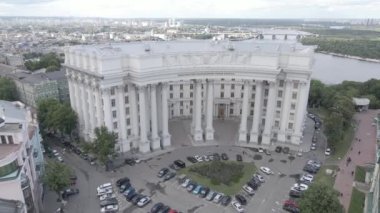 Kyiv 'in mimarisi. Ukrayna: Ukrayna Dışişleri Bakanlığı. Hava görüntüsü. Ağır çekim, düz, gri