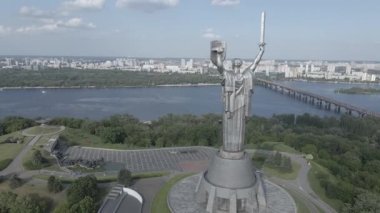 Ukrayna 'nın Kyiv kentinin mimarisi: Anavatan Anıtı' nın havadan görünüşü. Ağır çekim, düz, gri