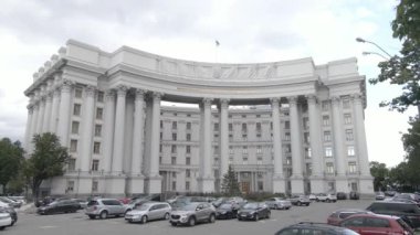 Kyiv 'in mimarisi. Ukrayna: Ukrayna Dışişleri Bakanlığı. Hava görüntüsü. Ağır çekim, düz, gri