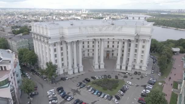 De architectuur van Kiev. Oekraïne: Ministerie van Buitenlandse Zaken van Oekraïne. Luchtfoto 's. Langzame beweging, vlak, grijs — Stockvideo