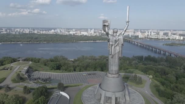 The architecture of Kyiv, Ukraine: Aerial view of the Motherland Monument. Movimiento lento, plano, gris — Vídeos de Stock