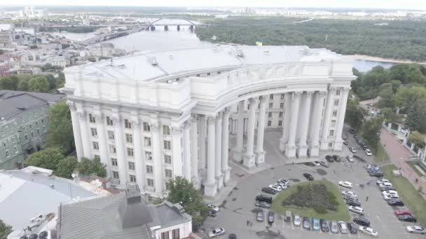 Архитектура Киева. Украина: Министерство иностранных дел Украины. Вид с воздуха. Медленное движение, плоское, серое — стоковое видео