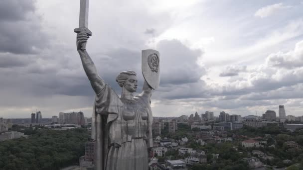 A arquitetura de Kiev, Ucrânia: Vista aérea do Monumento da Pátria. Movimento lento, plano, cinza — Vídeo de Stock