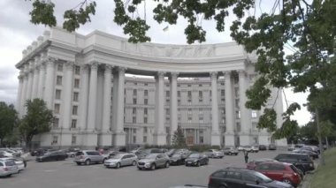 Kyiv 'in mimarisi. Ukrayna: Ukrayna Dışişleri Bakanlığı. Hava görüntüsü. Ağır çekim, düz, gri