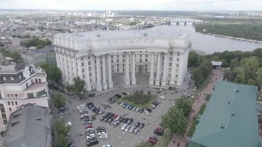 Kyiv 'in mimarisi. Ukrayna: Ukrayna Dışişleri Bakanlığı. Hava görüntüsü. Ağır çekim, düz, gri