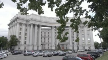 Kyiv 'in mimarisi. Ukrayna: Ukrayna Dışişleri Bakanlığı. Hava görüntüsü. Ağır çekim, düz, gri