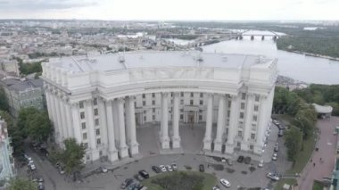 Kyiv 'in mimarisi. Ukrayna: Ukrayna Dışişleri Bakanlığı. Hava görüntüsü. Ağır çekim, düz, gri