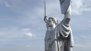 Ukrayna 'nın Kyiv kentinin mimarisi: Anavatan Anıtı' nın havadan görünüşü. Ağır çekim, düz, gri