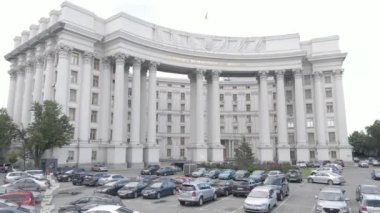 Kyiv 'in mimarisi. Ukrayna: Ukrayna Dışişleri Bakanlığı. Hava görüntüsü. Ağır çekim, düz, gri