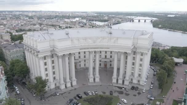 Die Architektur von Kiew. Ukraine: Außenministerium der Ukraine. Luftaufnahme. Zeitlupe, flach, grau — Stockvideo