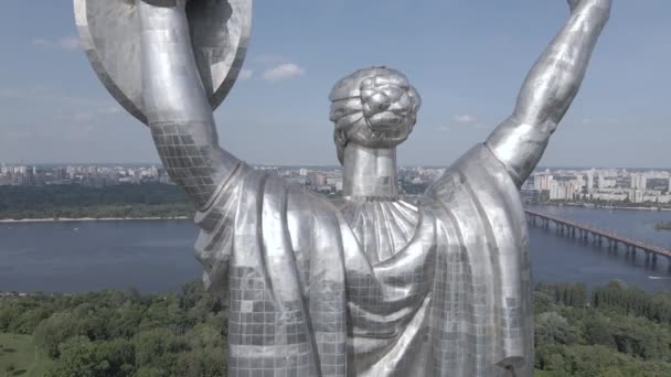 Arkitekturen i Kiev, Ukraina: Flygfoto över Motherland Monument. Långsamma rörelser, flata, grå — Stockvideo