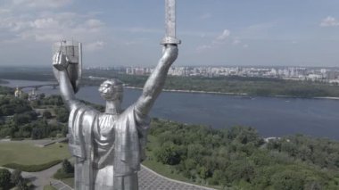 Ukrayna 'nın Kyiv kentinin mimarisi: Anavatan Anıtı' nın havadan görünüşü. Ağır çekim, düz, gri