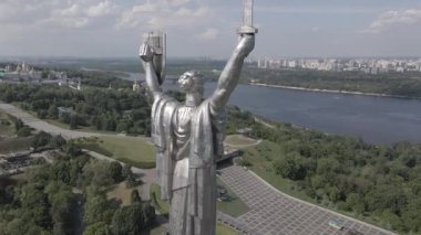 Ukrayna 'nın Kyiv kentinin mimarisi: Anavatan Anıtı' nın havadan görünüşü. Ağır çekim, düz, gri