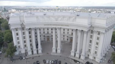 Kyiv 'in mimarisi. Ukrayna: Ukrayna Dışişleri Bakanlığı. Hava görüntüsü. Ağır çekim, düz, gri