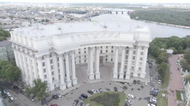 Kyiv 'in mimarisi. Ukrayna: Ukrayna Dışişleri Bakanlığı. Hava görüntüsü. Ağır çekim, düz, gri