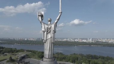 Ukrayna 'nın Kyiv kentinin mimarisi: Anavatan Anıtı' nın havadan görünüşü. Ağır çekim, düz, gri