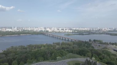 Ukrayna 'nın Kyiv kentinin mimarisi: Anavatan Anıtı' nın havadan görünüşü. Ağır çekim, düz, gri
