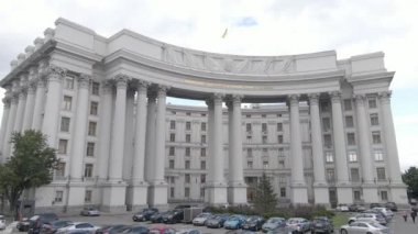 Kyiv 'in mimarisi. Ukrayna: Ukrayna Dışişleri Bakanlığı. Hava görüntüsü. Ağır çekim, düz, gri