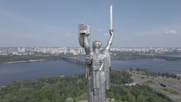 De architectuur van Kiev, Oekraïne: Luchtfoto van het Moederland Monument. Langzame beweging, vlak, grijs — Stockvideo