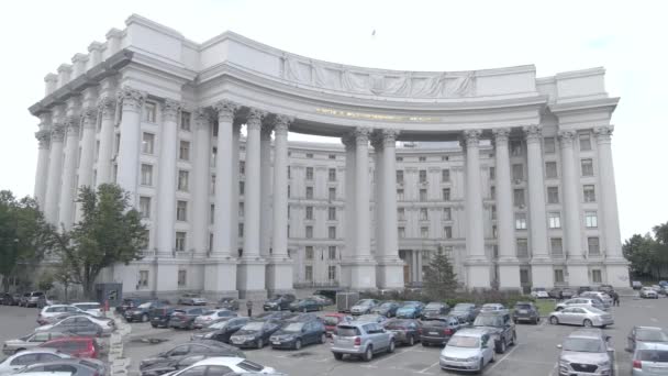 Kyiv 의 건축. 우크라이나: 우크라이나 외무부. 공중에서 본 모습. 느린 동작, 납작 한 회색 — 비디오