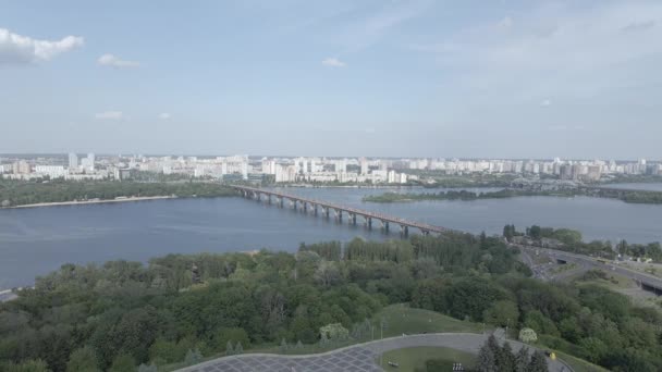 우크라 이나 Kyiv 의 건축: 모국 기념물의 항공 관측. 느린 동작, 납작 한 회색 — 비디오
