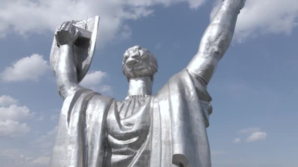 Arkitekturen i Kiev, Ukraina: Flygfoto över Motherland Monument. Långsamma rörelser, flata, grå — Stockvideo