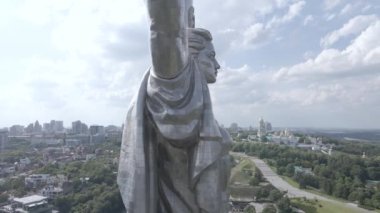Ukrayna 'nın Kyiv kentinin mimarisi: Anavatan Anıtı' nın havadan görünüşü. Ağır çekim, düz, gri