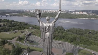 Ukrayna 'nın Kyiv kentinin mimarisi: Anavatan Anıtı' nın havadan görünüşü. Ağır çekim, düz, gri