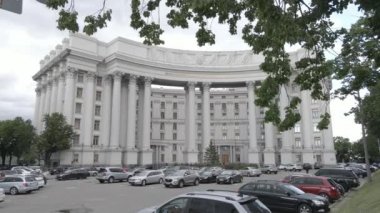 Kyiv 'in mimarisi. Ukrayna: Ukrayna Dışişleri Bakanlığı. Hava görüntüsü. Ağır çekim, düz, gri