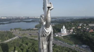 Ukrayna 'nın Kyiv kentinin mimarisi: Anavatan Anıtı' nın havadan görünüşü. Ağır çekim, düz, gri