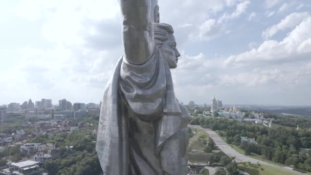 The architecture of Kyiv, Ukraine: Aerial view of the Motherland Monument. Movimiento lento, plano, gris — Vídeos de Stock