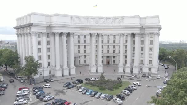 Kiev-arkitekturen. Ukraina: Ukrainas utrikesministerium. Flygfoto. Långsamma rörelser, flata, grå — Stockvideo