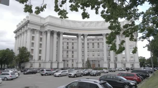 A arquitetura de Kiev. Ucrânia: Ministério dos Negócios Estrangeiros da Ucrânia. Vista aérea. Movimento lento, plano, cinza — Vídeo de Stock